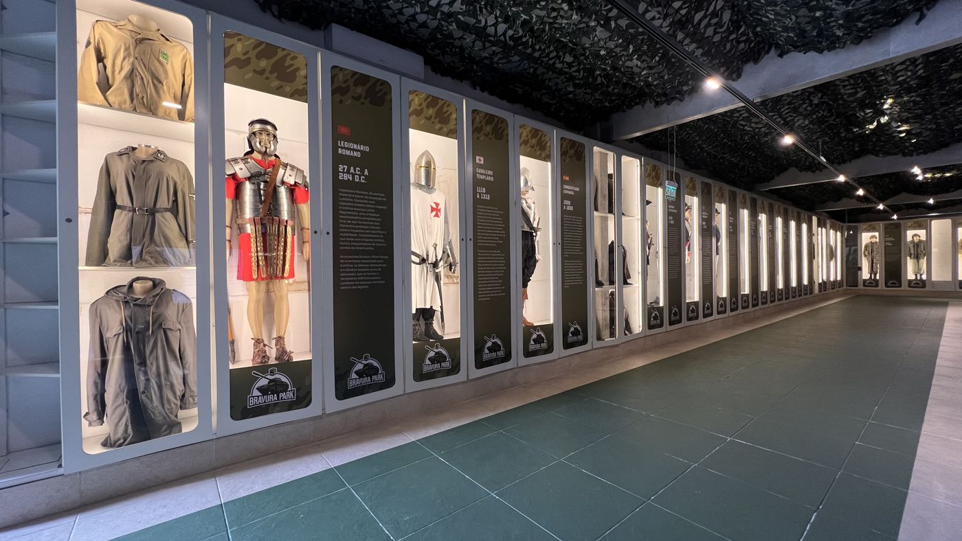 Galeria de uniformes militares do acervo do Bravura Park