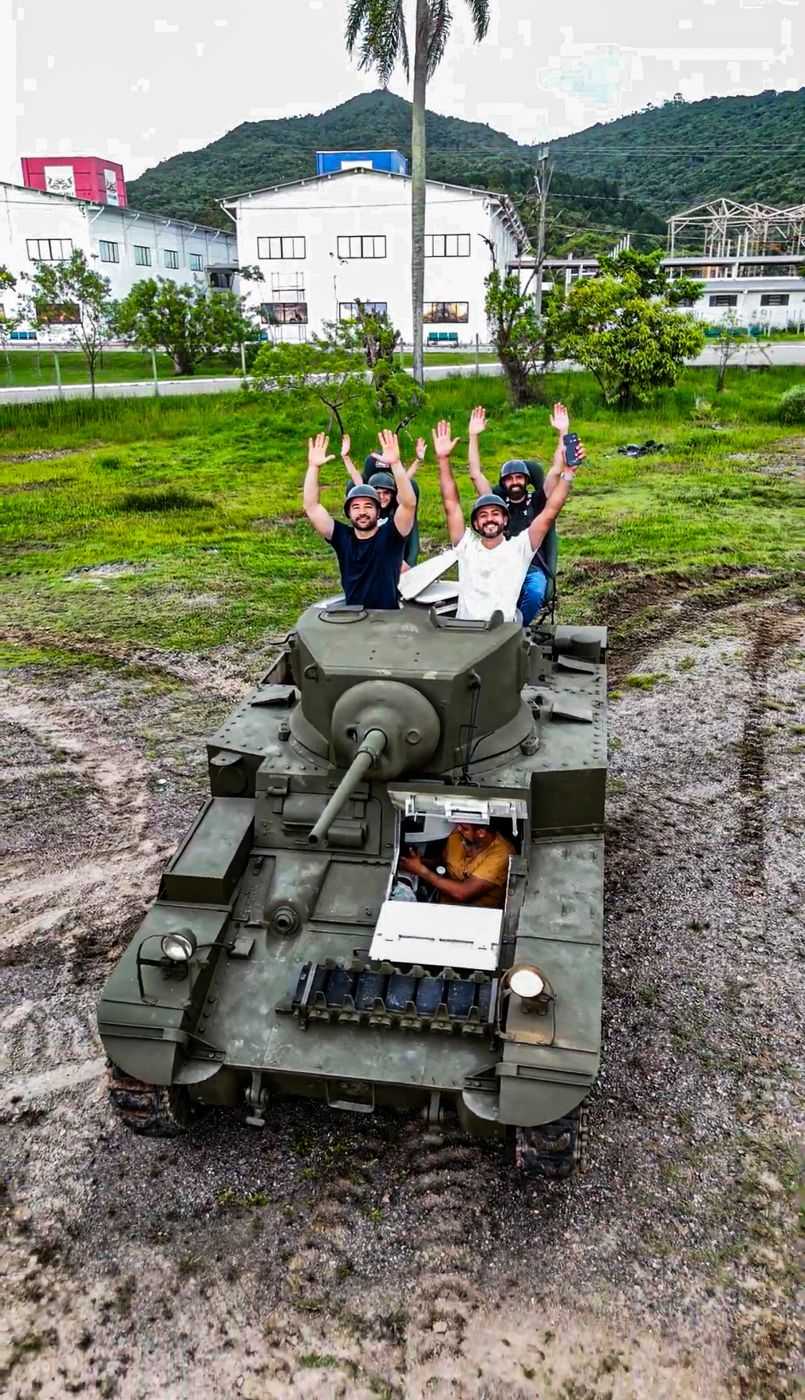 Visitantes acenando sobre o tanque no Campo de Blindados