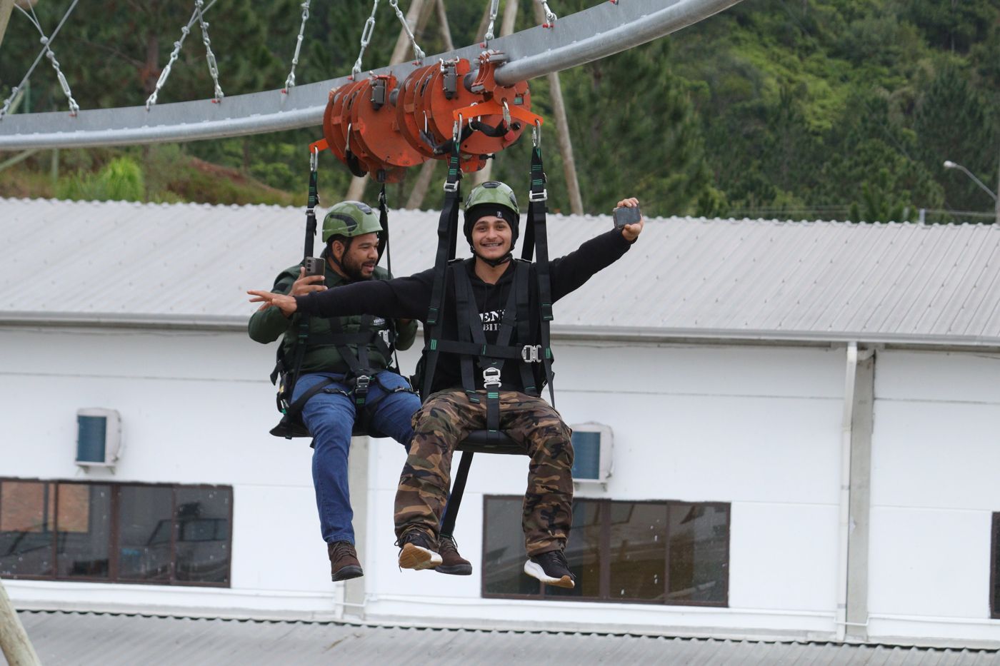 Visitantes na Tirolesa Paraquedista acenando para a câmera